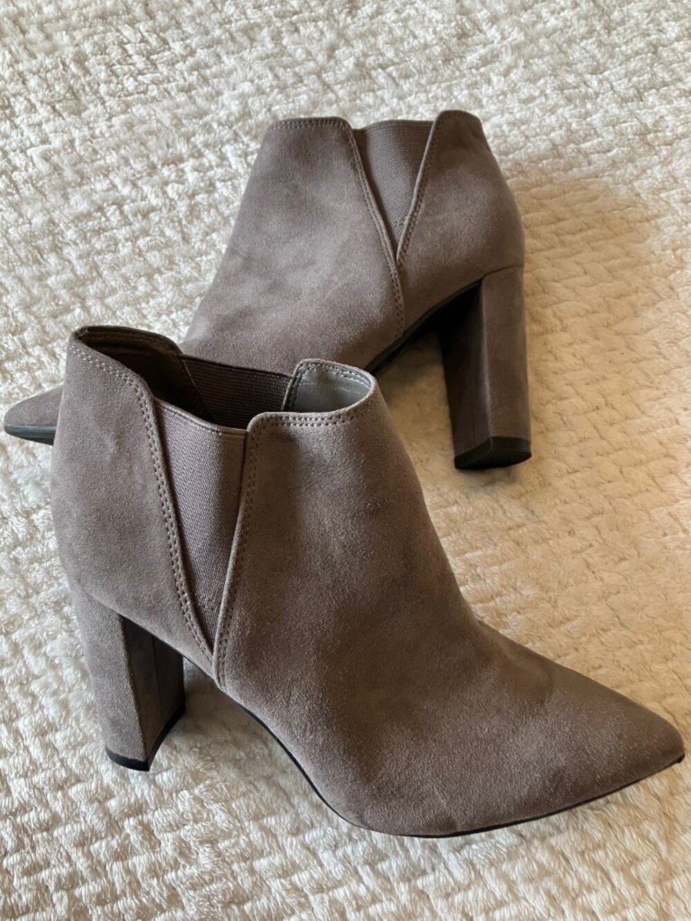 Marc Fisher Ankle Boots Womens 5.5 Taupe Suede Pointed Toe Block Heel Chelsea